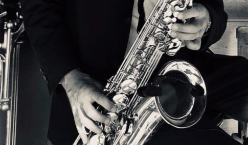 illustration Des notes de saxophone jazz pour égayer le Centre Hospitalier